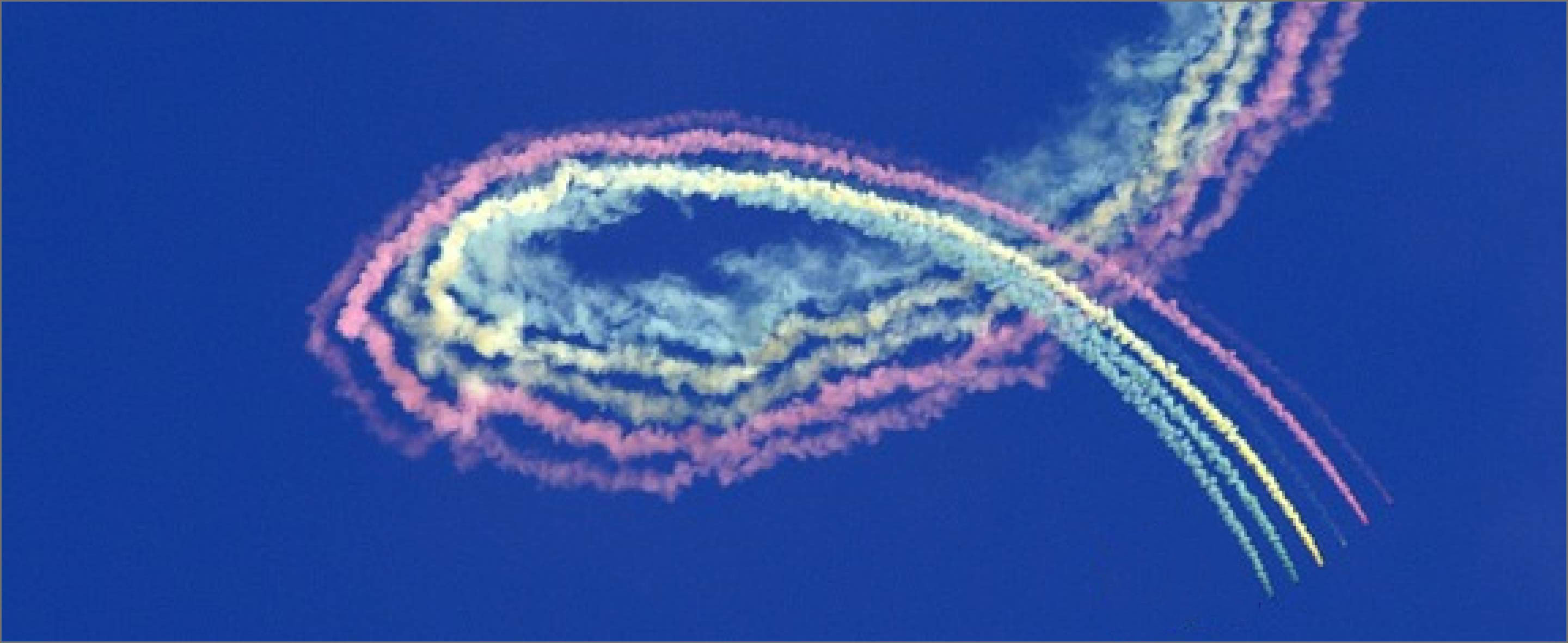 trainée d'avion dans le ciel faisant une boucle