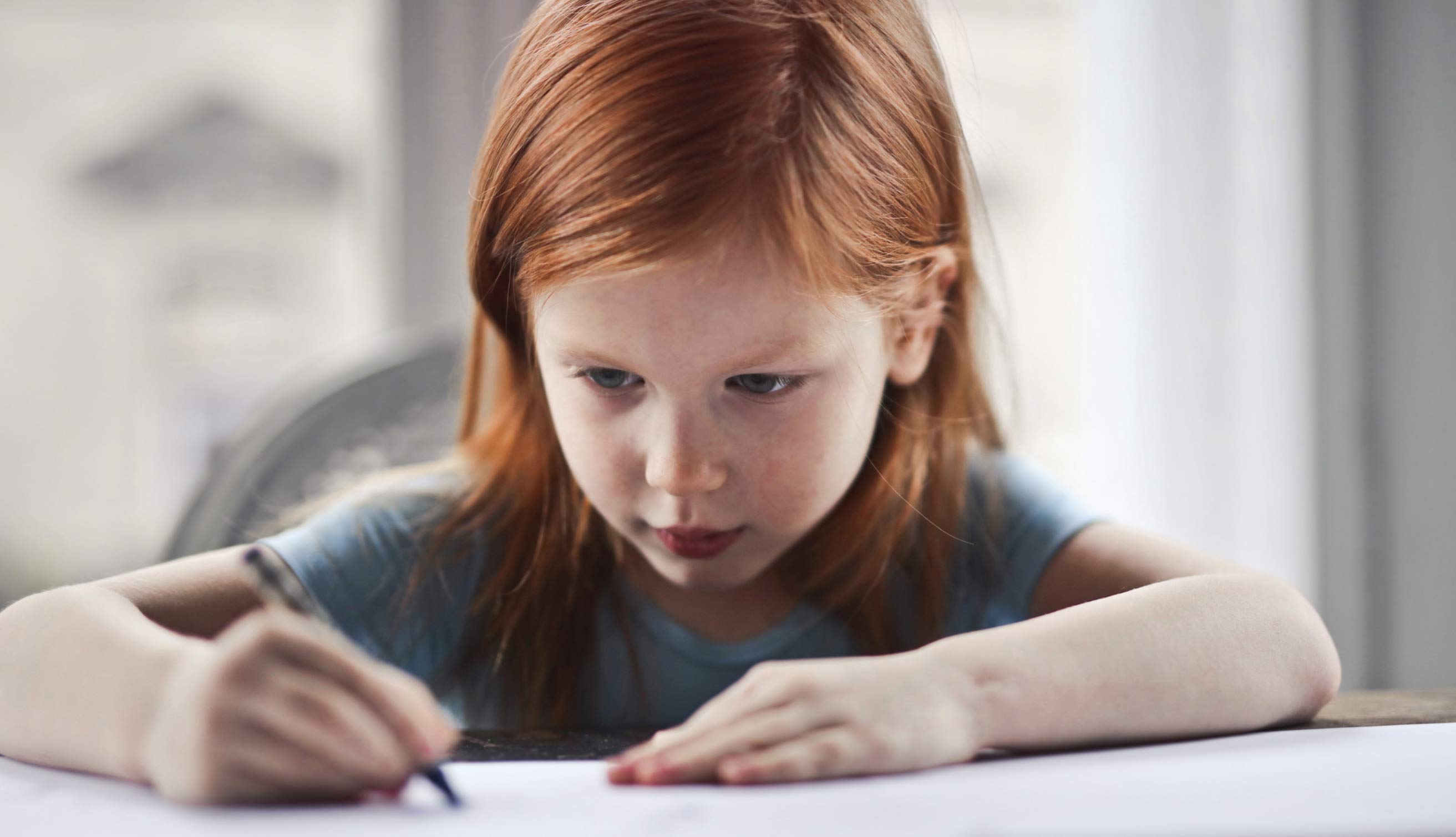 petite fille qui écrit